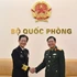 越南国防部副部长阮新疆大将与日本海上幕僚长斋藤聪上将。（图片来源：人民军队报）