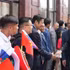 越南驻俄罗斯大使馆和越南驻喀山总领事馆的干部和工作人员以及旅俄越南人代表到机场欢迎黎明兴总理。