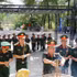 由第四军区司令何寿平中将率领的工作组前往长山国家烈士陵园献花和上香缅怀各位英烈。（图片来源：越通社）