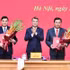 黎明兴总理向内政部代理部长阮进海和民族与宗教部常务副部长阮怀英颁发决定书。