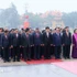 党和国家领导人入陵瞻仰胡志明主席遗容。