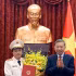 越共中央总书记、国家主席、人民武装力量统帅、国防与安全委员会主席苏林向越共中央委员、中央公安党委常务委员会委员、公安部副部长邓鸿德授予晋升上将军衔决定。（图片来源：越通社）