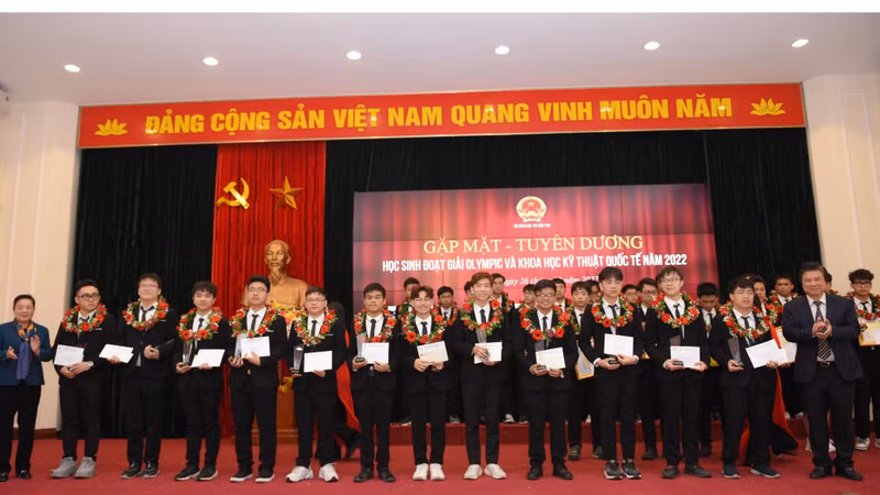 表彰获得国际奥林匹克奖和科学技术奖学生。（图片来源：教育时代报）