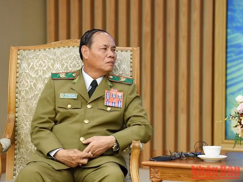 维莱·拉坎丰大将通报老挝经济社会发展情况；感谢越南党、国家和人民一向对老挝给予巨大、及时和有效的支持和帮助。