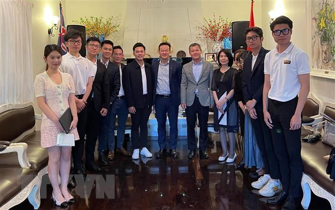 梅潘勇副主任与旅居澳大利亚越南学生协会代表合影。（图片来源：越通社）