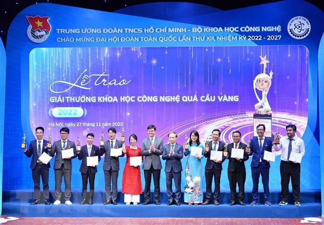 组委会向获奖者颁发奖状。（图片来源：越通社）