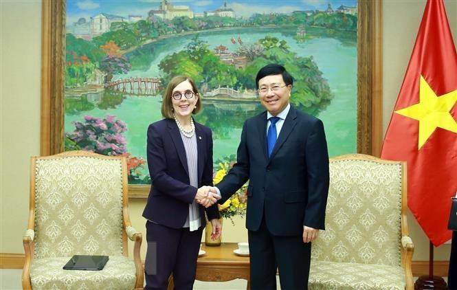 政府常务副总理范平明会见美国俄勒冈州州长凯特·布朗。（图片来源：越通社）