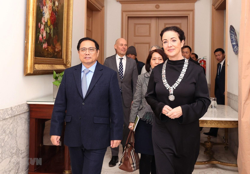 越南政府总理范明正与荷兰阿姆斯特丹市长菲姆克·哈尔塞玛。（图片来源：越通社）