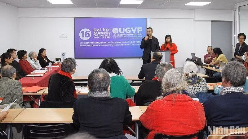 旅居法国越南人协会主席王友仁发表讲话。