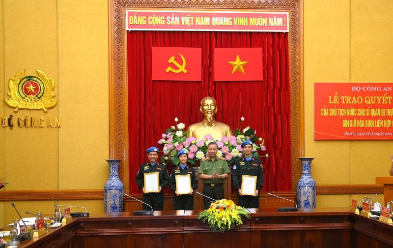 苏林大将受国家主席委托向3名军官授予执行联合国维和任务的决定书。