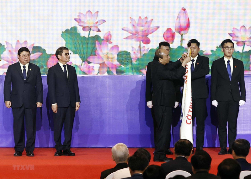 越南国家主席阮春福向THACO授予一等劳动勋章。