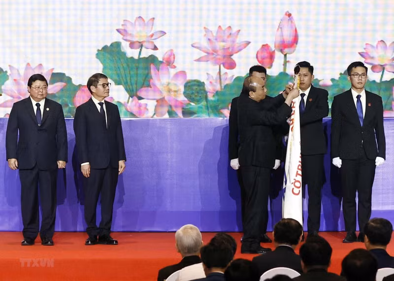 越南国家主席阮春福向THACO授予一等劳动勋章。