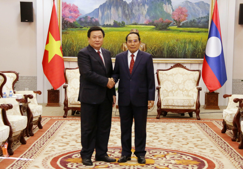越共中央政治局委员、胡志明国家政治学院院长、中央理论委员会主任阮春胜和老挝人民革命党中央政治局委员、中央书记处常务书记、老挝国家副主席本通·吉玛尼。（图片来源：越通社）