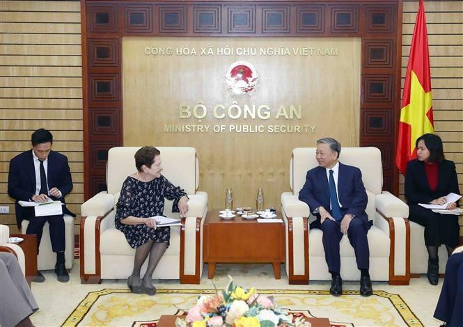 越南公安部长苏林大将会见美军战俘/失踪人员联合会代表团。（图片来源：越通社）