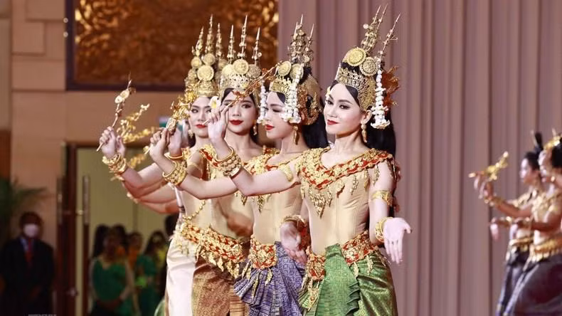 庆祝AIPA-43开幕式的艺术表演节目。（图片来源：越通社）