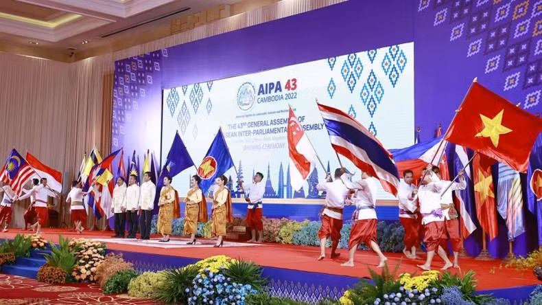庆祝AIPA-43开幕式的艺术表演节目。（图片来源：越通社）