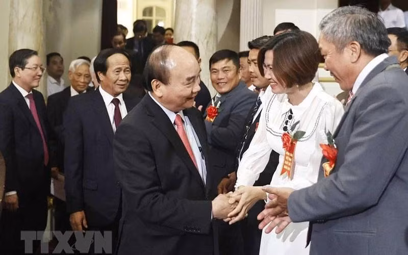 国家主席阮春福和与会代表。（图片来源：越通社）