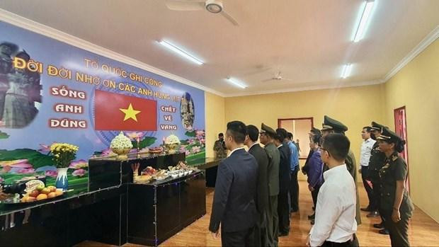 代表们在援柬越南志愿军遗骸存放和祭拜堂上香。（图片来源：越通社 ）