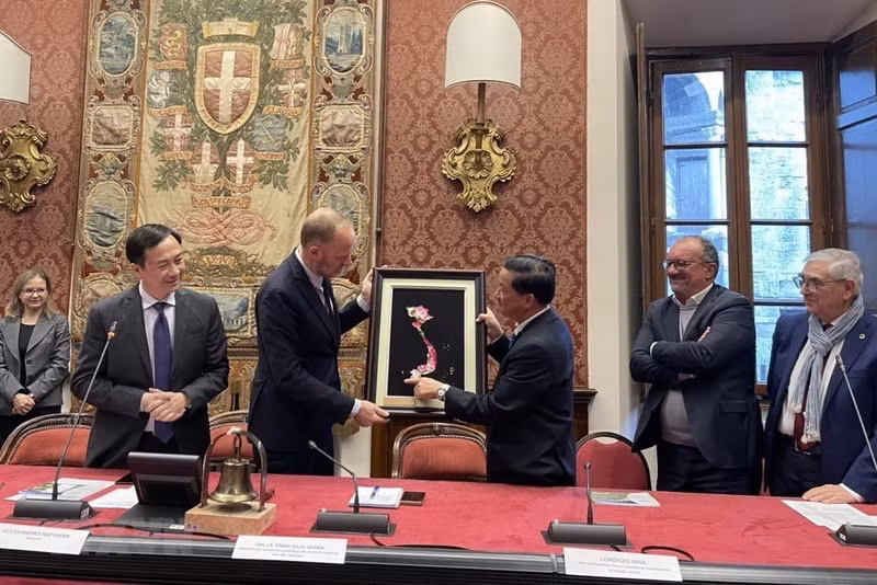 林同省省委书记陈德郡向意大利科莫市市长亚历山德罗·拉皮内塞赠送礼物。（图片来源：越通社）