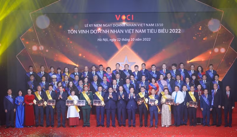 范明正总理和模范企业代表合影。（图片来源：越通社）