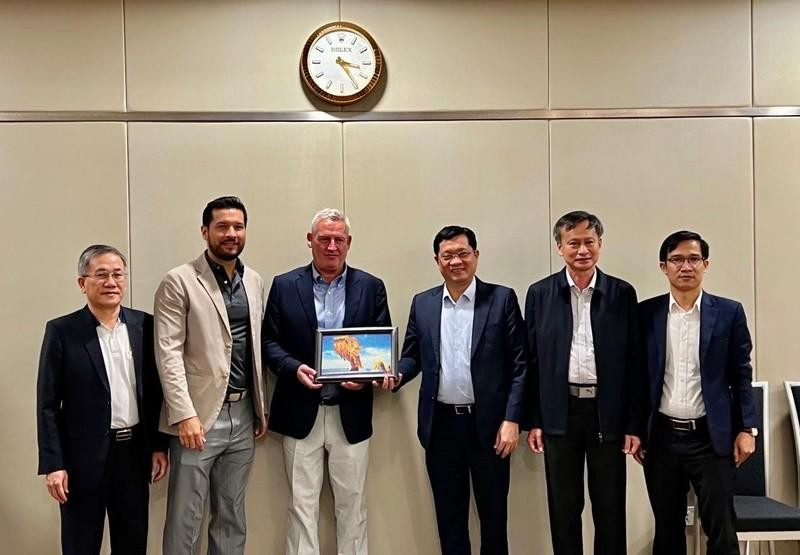 越南代表团与Asian Tour公司代表合影。