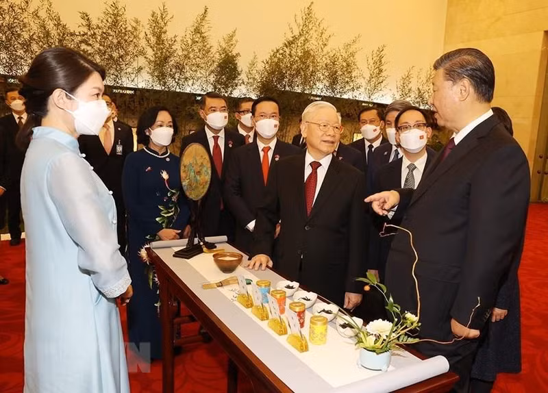 越共中央总书记阮富仲和中共中央总书记、中国国家主席习近平听取茶道文化的介绍。（图片来源：越通社）
