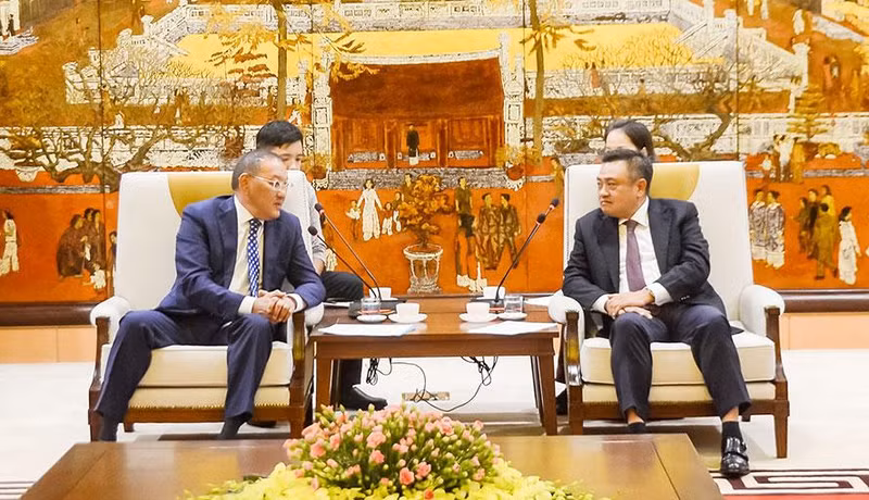 河内市委副书记、市人民委员会主席陈士青会见哈萨克斯坦驻越南大使叶兰·拜赞诺夫。（图片来源：新河内报）