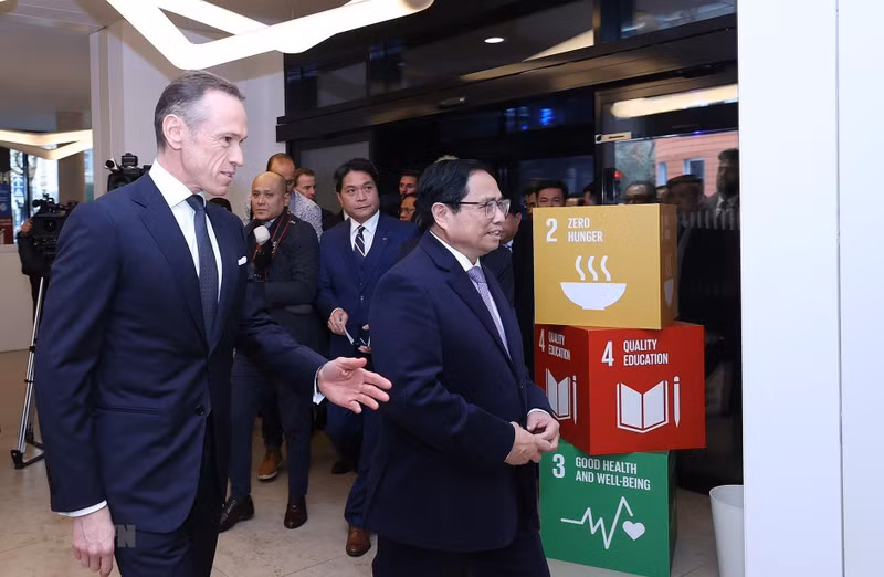 范明正总理走访卢森堡证券交易所。（图片来源：越通社）