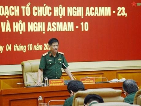 阮文义中将在会议上发言。（图片来源：人民军队报）