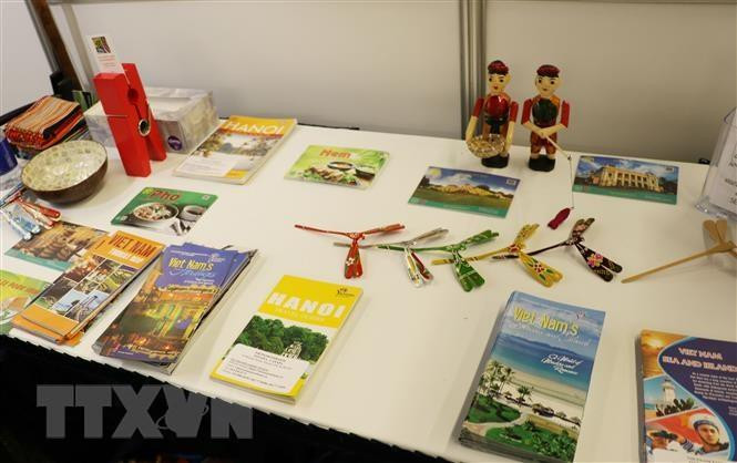 越南在展会设立的展位吸引大量观众关注。（图片来源：越通社）