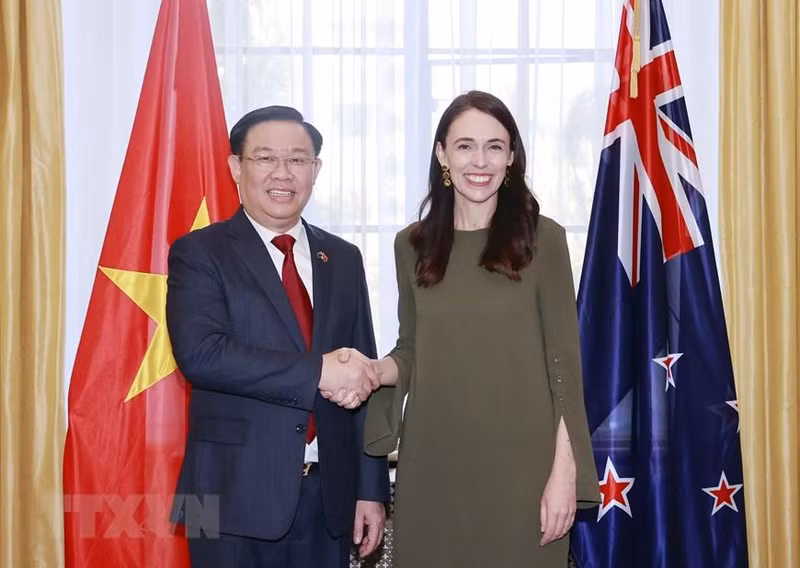越南国会主席王廷惠与新西兰总理杰辛达·阿德恩合影。（图片来源：越通社）