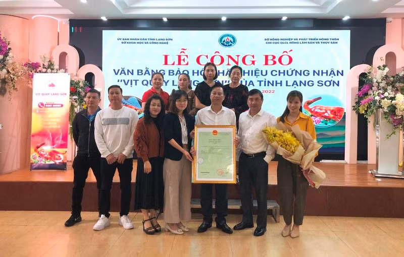 谅山烤鸭获得商标保护证书。