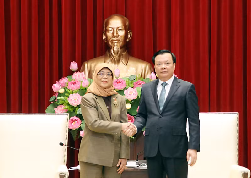 河内市委书记丁进勇与新加坡总统哈莉玛·雅各布合影。（图片来源：越通社）