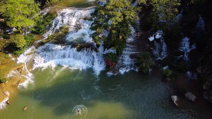 绿意盎然的“天然浴场”,让游客沐浴在清凉的水中,感受大自然的清新与开阔。 绿意盎然的“天然浴场”,让游客沐浴在清凉的水中,感受大自然的清新与开阔。