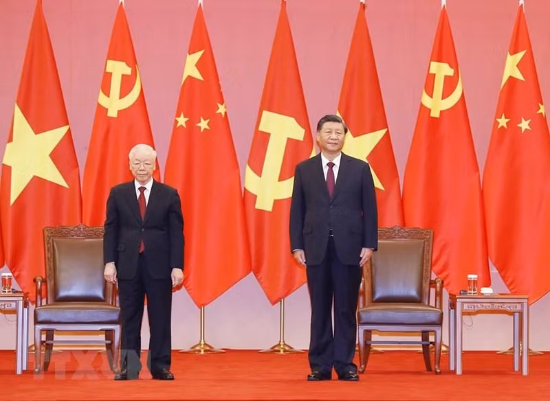 越共中央总书记阮富仲和中共中央总书记、中国国家主席习近平出席授勋仪式。（图片来源：越通社）