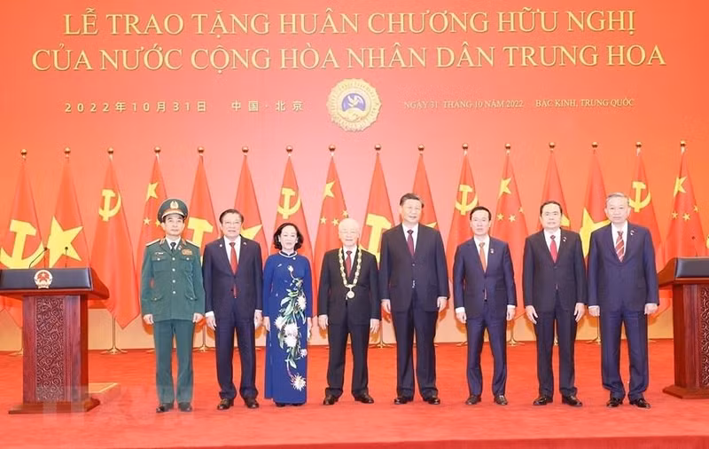 越共中央总书记阮富仲与中共中央总书记、中国国家主席习近平同越南高级代表团团员合影。（图片来源：越通社）