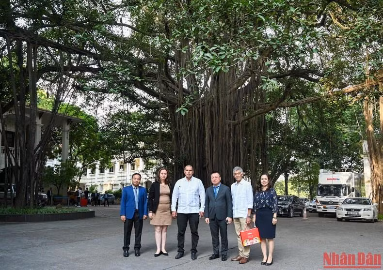 黎国明总编辑同古巴拉丁美洲通讯社社长路易斯·冈萨雷斯一行合影。