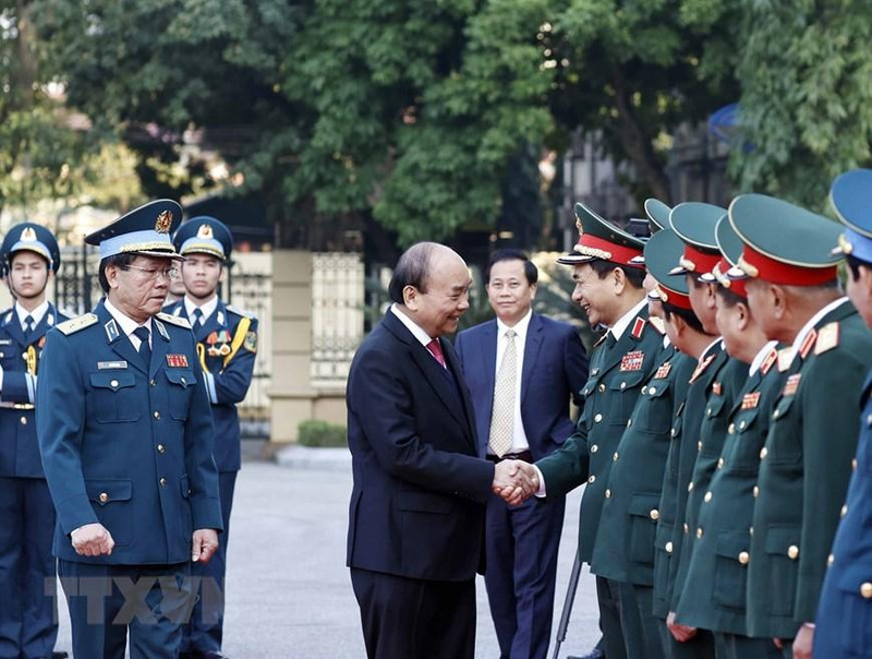 越南国家主席阮春福走访防空空军军种。（图片来源：越通社）