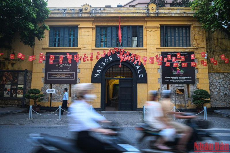火炉监狱历史遗迹位于火炉街1号（河内市还剑郡），由法国殖民者于1896年兴建，在中南半岛上规模最大和最坚固度的监狱之一，被命名为“中央监狱”，曾经是法国殖民者关押数万越南爱国革命军人的地方。