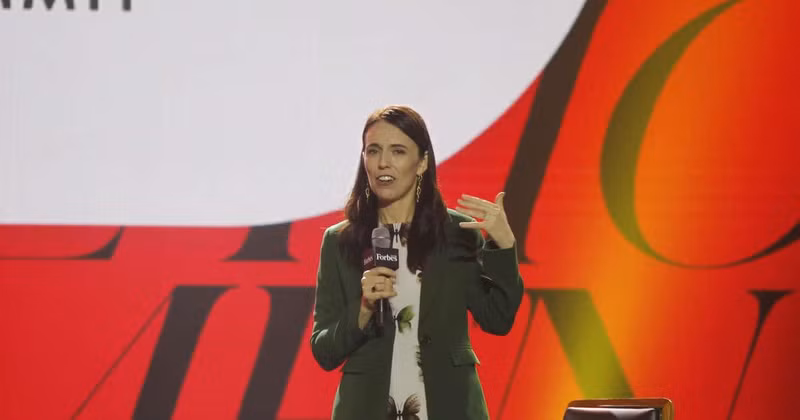 新西兰总理杰辛达·阿德恩发表演讲。