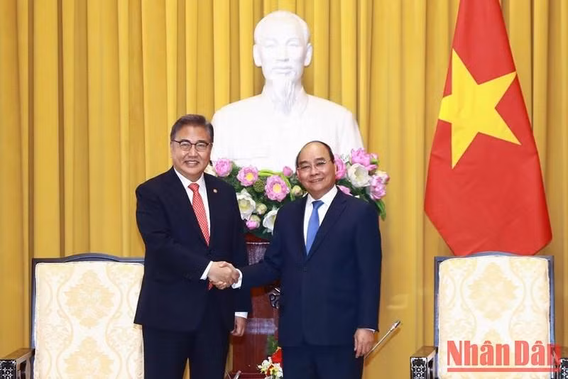 阮春福主席和韩国外交部长朴振握手。