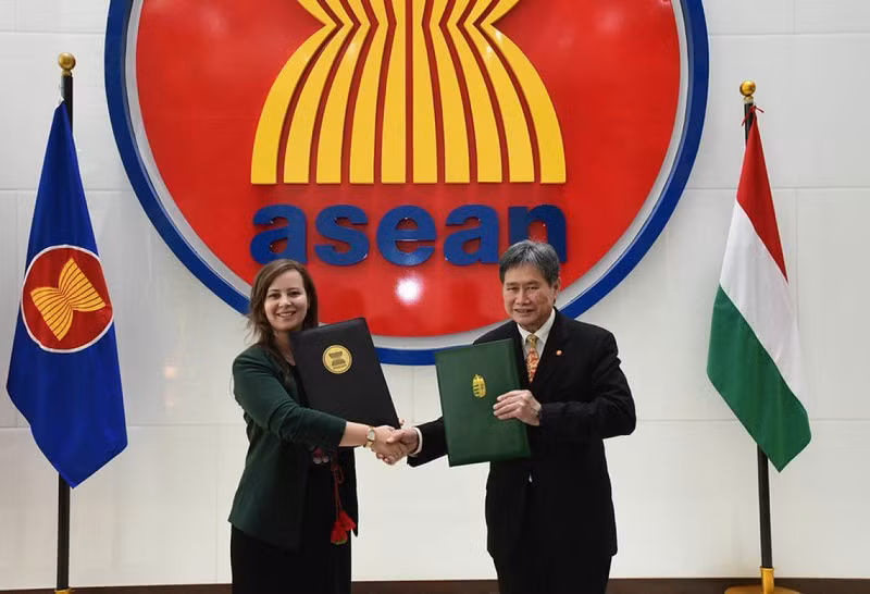 东盟秘书长林玉辉与匈牙利驻印尼大使莉拉·卡赛共同签署了教育合作延期协议。（图片来源：asean.org）
