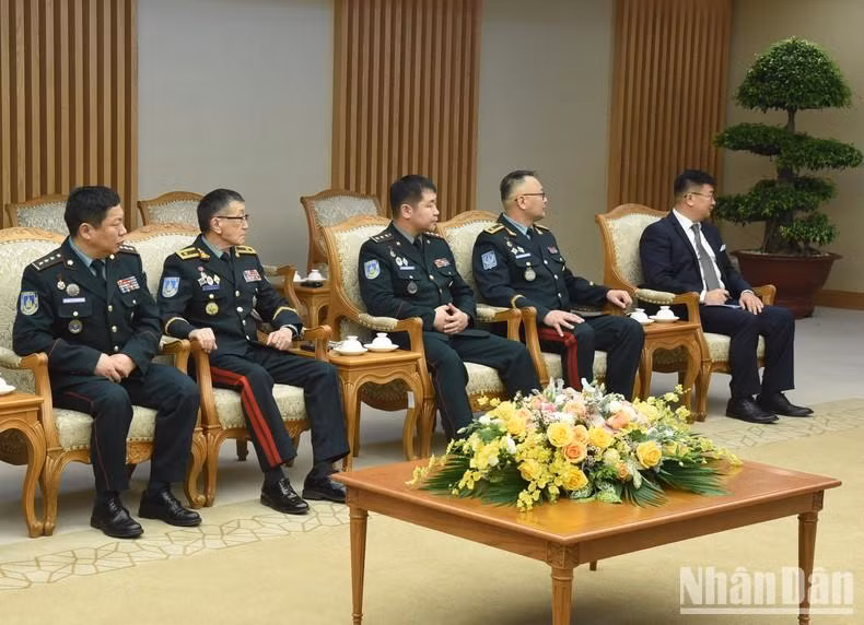 蒙古国国防部长代表团团员出席会见。
