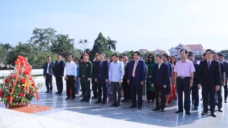 旅老越南人社群敬献花篮 纪念凯山·丰威汉主席诞辰102周年。