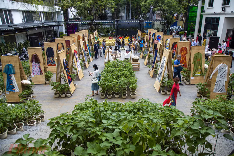 题为“遗产之路上的奥黛”展览会。