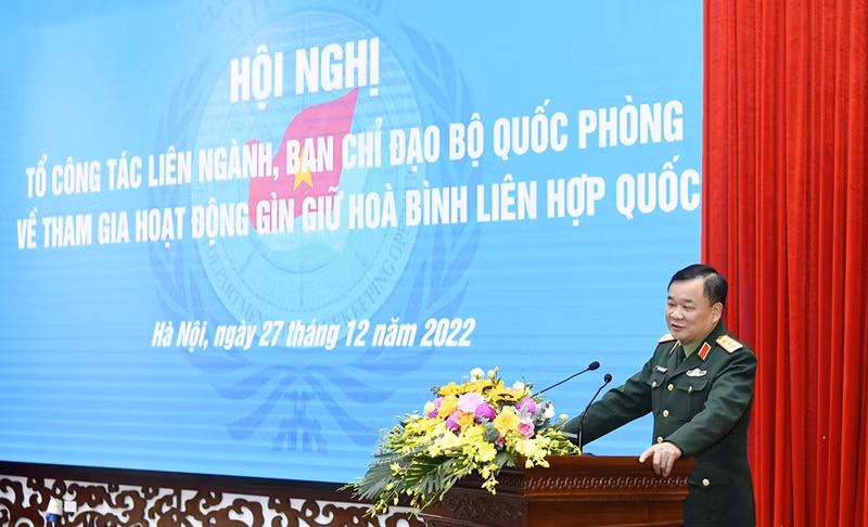 黄春战上将主持会议。（图片来源：人民军队报）