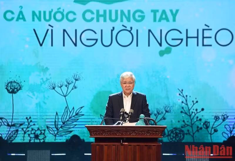 越南祖国阵线中央委员会主席杜文战发表讲话。