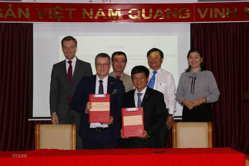 越南新闻工作者协会副主席陈仲勇（右）和白俄罗斯记者协会理事会主席安德烈·克里瓦舍耶（左）见证双方新闻领域合作谅解备忘录签字仪式。（图片来源：越通社）