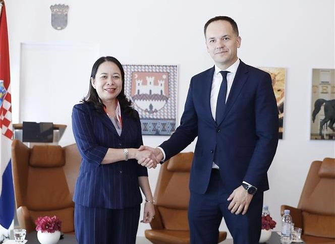 越南国家副主席武氏映春与克罗地亚外交部负责外贸与发展合作事务国务秘书兹登科。（图片来源：越通社）