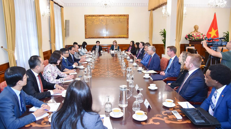 越南外交部部长裴青山会见美国国会众议院议员代表团。（图片来源：外交部）